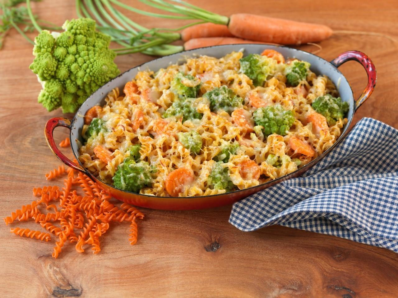 Gratin coloré de brocoli violet et spirales aux lentilles corail Gratin coloré de brocoli violet et spirales aux lentilles corail