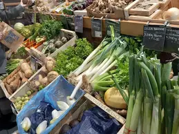 196-biocoop-corse-ajaccio-alban-magasin-bio-poireau-accessible-local-fruit-legume-1.webp